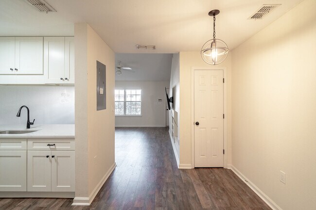 Building Photo - 2738 W Tharpe St