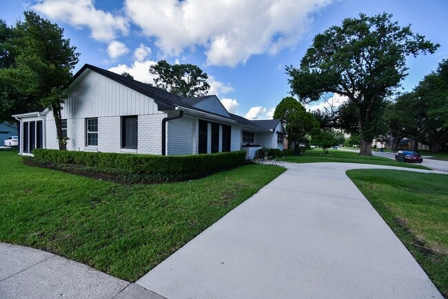 Building Photo - 5666 Overbrook Ln