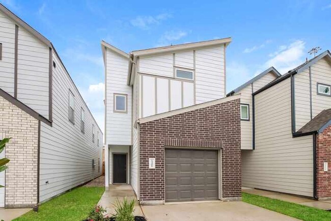 Building Photo - 15208 Estrella Rd E
