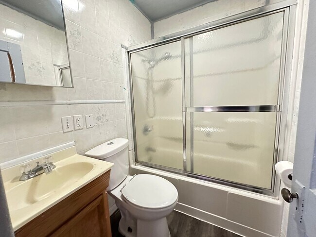 Building Photo - 3 Bedroom House $800 AC, Laundry, off stre...