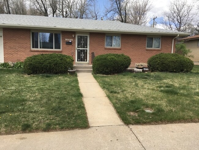 Building Photo - Spacious 3 Bedroom, 1.5 Bathroom Home in G...
