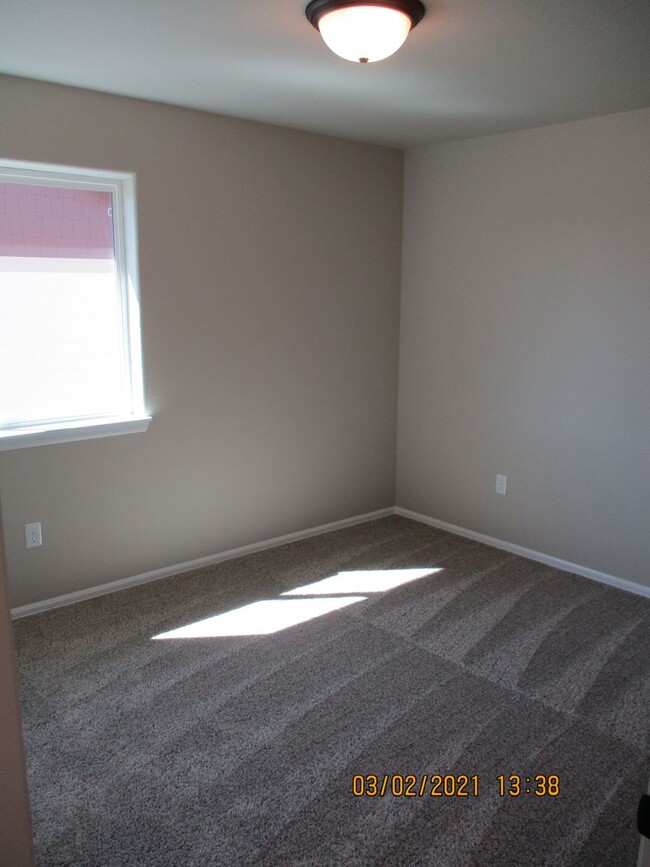 Building Photo - 4 Bed, 2.5 Bath - 2 Story Home in Windsor'...