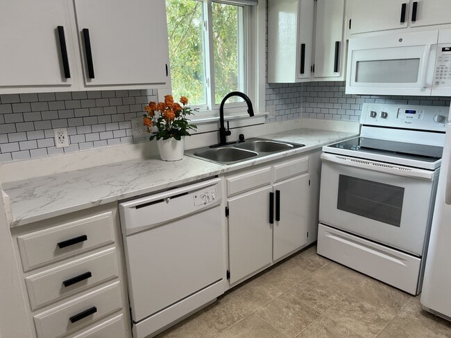 Building Photo - 4100 Pittsford Rd