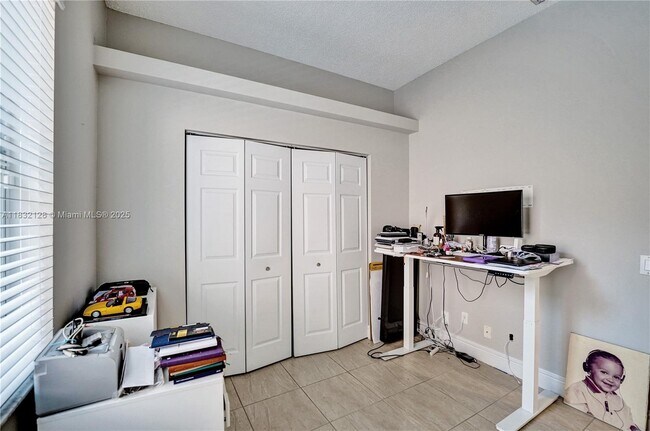 Building Photo - 930 Bluewood Terrace