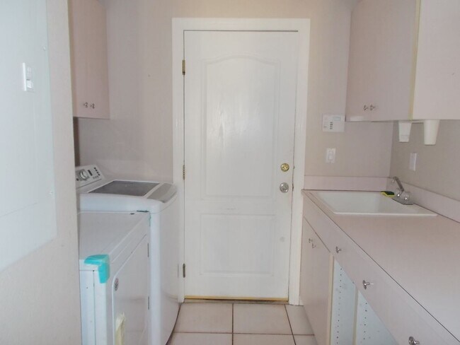 Building Photo - Spacious Estate on Nearly an Acre!