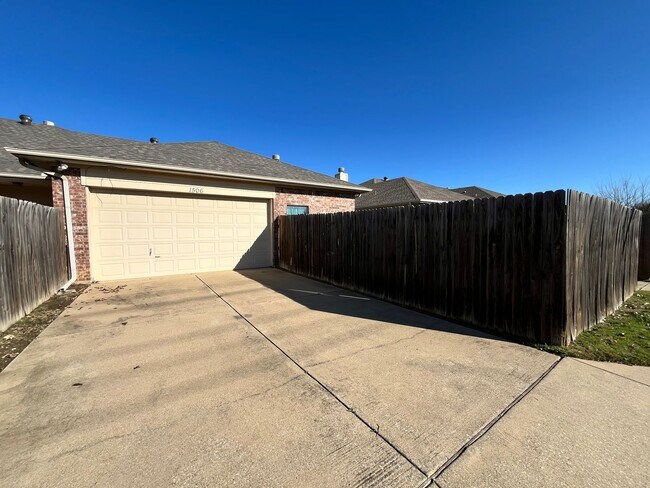 Building Photo - 1506 Poinsettia Blvd