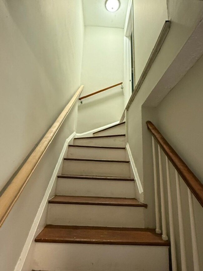 Building Photo - Spacious Home for Rent! W/D! Partially Finished Basement! Available Now!