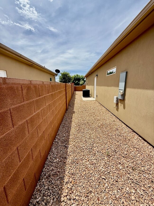 Building Photo - 4 Bedroom Home for Rent