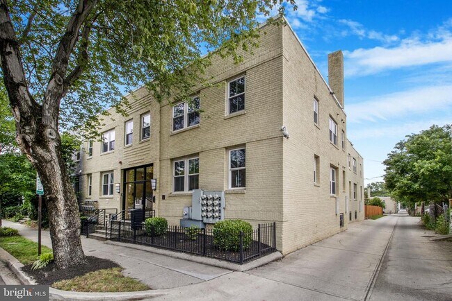 Building Photo - 417 18th St NE