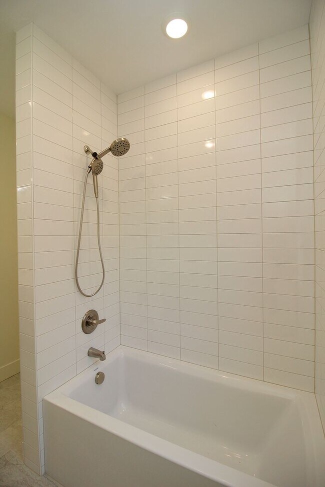 Building Photo - 4660-4660 SW Fairvale Ct