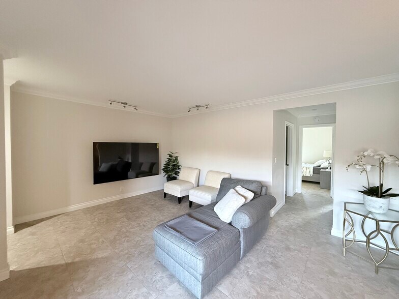 Building Photo - 408 E Civic Center Dr