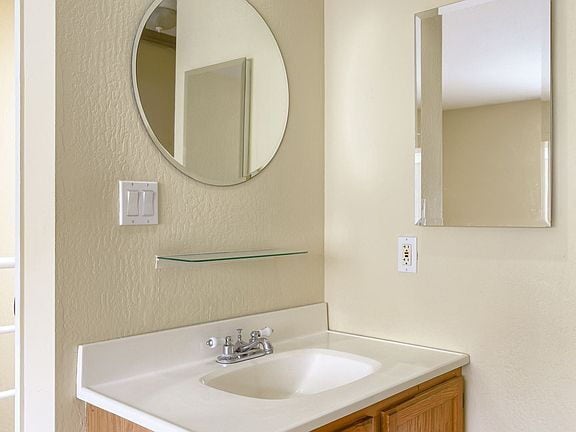 Building Photo - "Charming 2-Bed, 2-Bath Menlo Park Retreat...