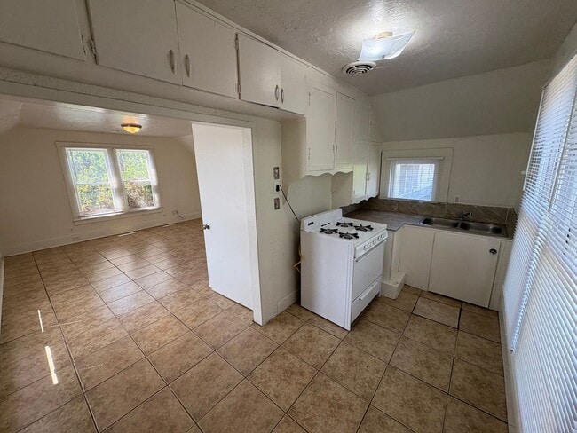 Building Photo - Cozy Upstairs Unit in Dinuba Near Shopping Center coming soon!