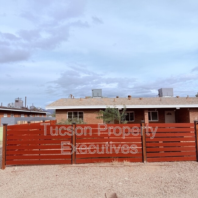 Primary Photo - 4741 E 2nd St