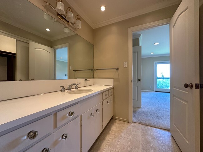 Building Photo - Fabulous LAH home, close town location, sp...