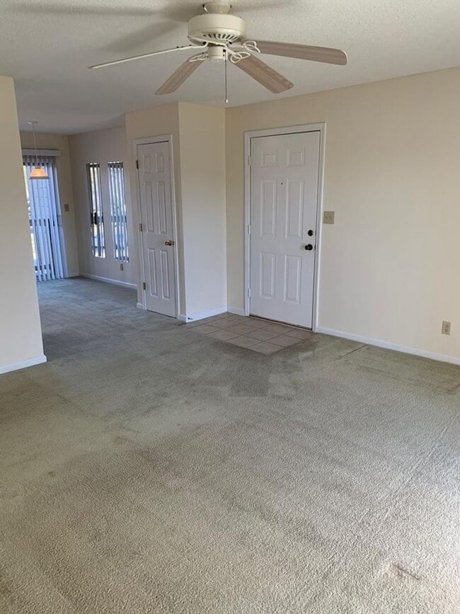 Building Photo - 2 bedroom 2 bath condo. Second Floor $1350/month
