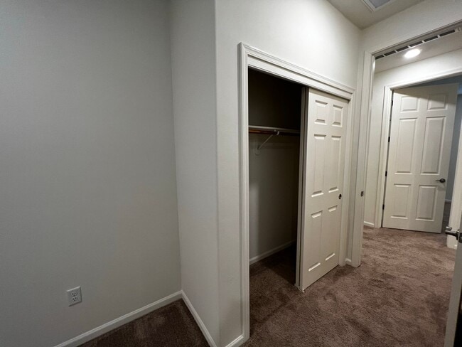 Building Photo - 4 Bedroom Home with 3-Car Garage in Gladde...
