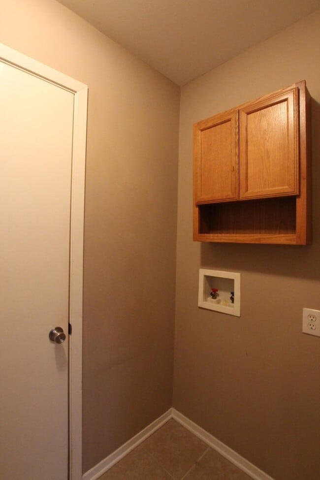 Building Photo - 408 Redbud Cir