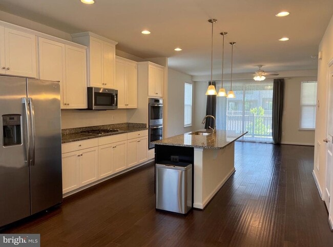 Building Photo - 43373 Southland St