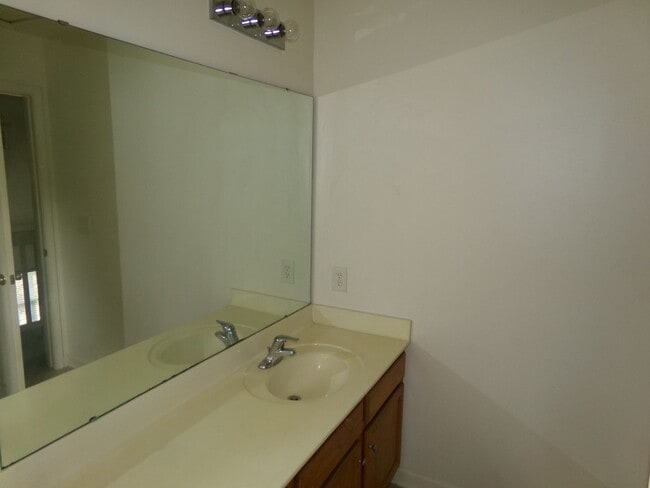 Building Photo - Greensboro Townhouse near Wendover Ave and I-40.