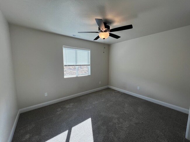 Building Photo - 3 Bed - 2.5 Bath, Large Townhouse - 2 Car ...