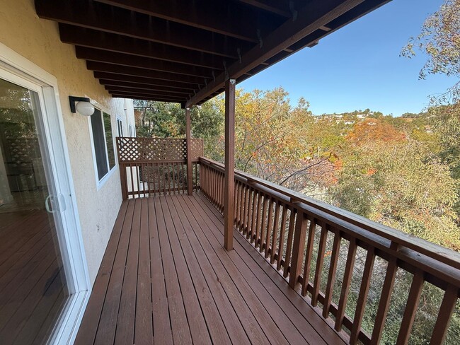 Building Photo - SCENIC AVE DUPLEX