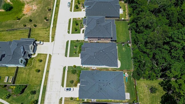 Building Photo - 9722 Dani Lake Dr