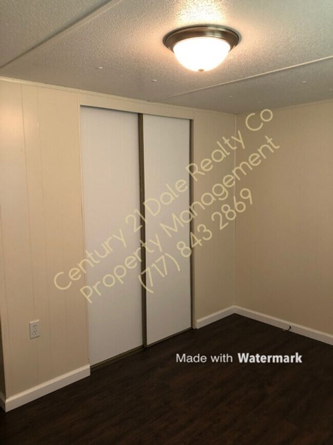 Building Photo - 2 Bedroom Home in Central School with a La...