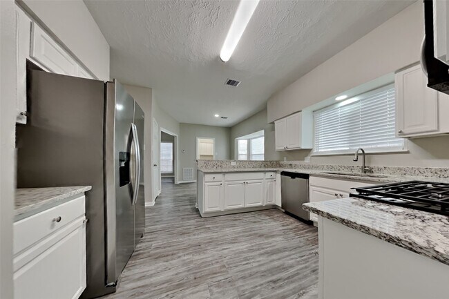 Building Photo - 4715 Brooklawn Dr