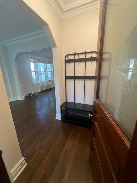 entryway - 4120 N Wolcott Ave