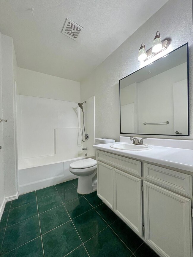 Building Photo - 2 Bedroom 1 Bathroom Condo in San Diego, c...