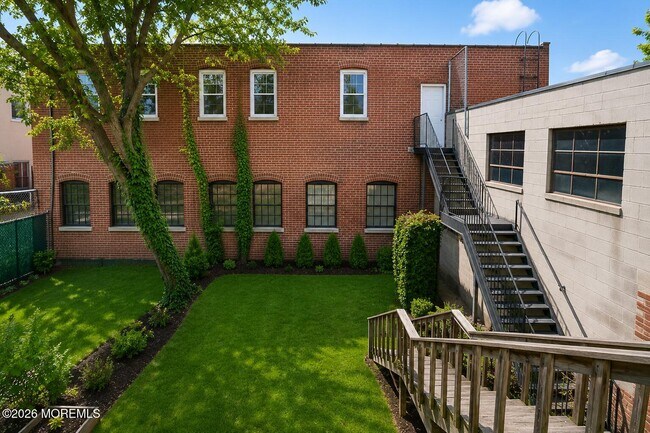Building Photo - 81 Holmes St