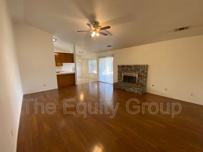 Building Photo - 5936 W Oak Ave