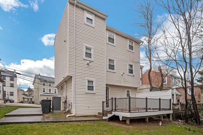 Building Photo - 203 Ford St