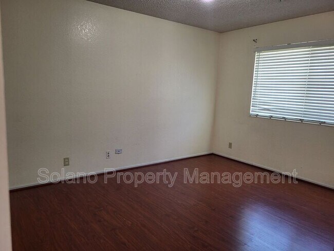 Building Photo - 125 Serpentine Dr