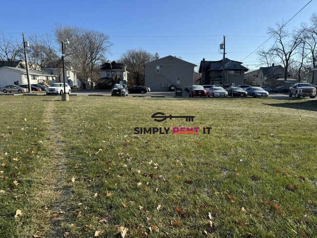 Building Photo - 4 Bedroom On Campus with Free Parking Aug ...