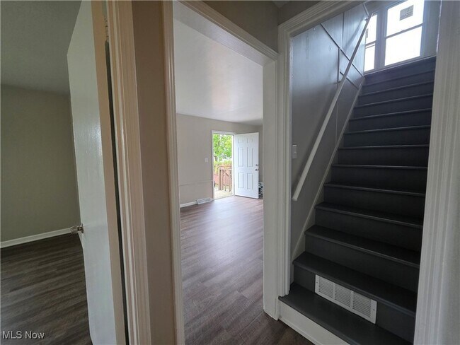 Building Photo - 859 E Avondale Ave