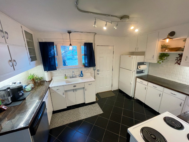 Building Photo - 711 W 5th St