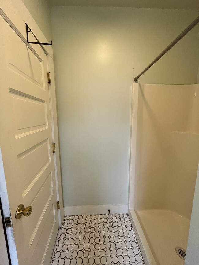 Building Photo - 644 Cowles Ave