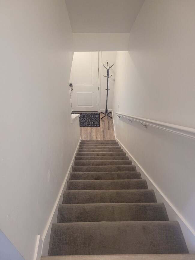 Building Photo - "Spacious 4-Bed Townhouse with Scenic View...