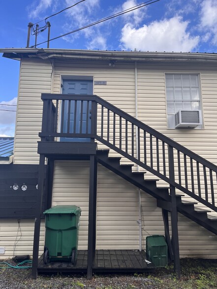 Side view of apartment B - 710 W Canal St