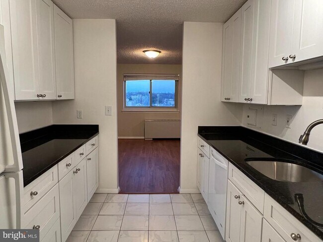 Building Photo - 1225 Martha Custis Dr