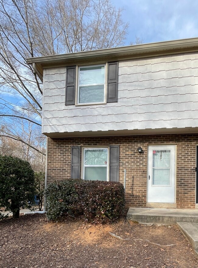 Building Photo - 101 Royal Forest Ct