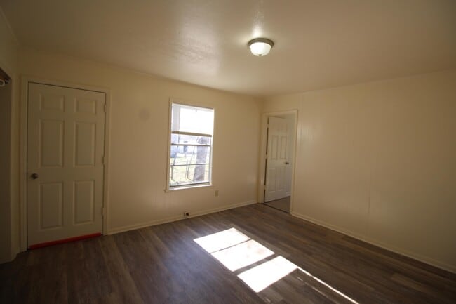 Building Photo - 605 W Hill St