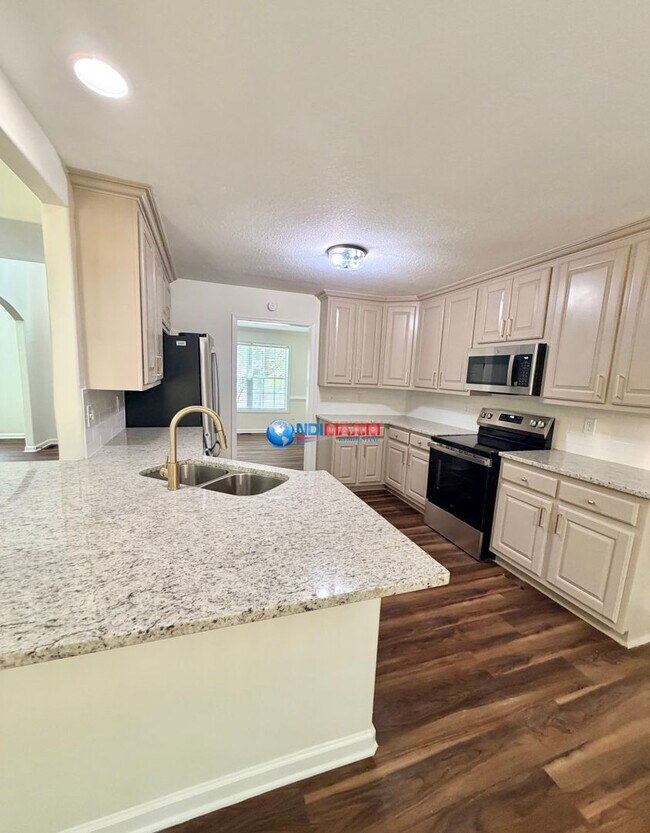 Building Photo - Spacious RENOVATED house with full walk-out basement in Jonesboro