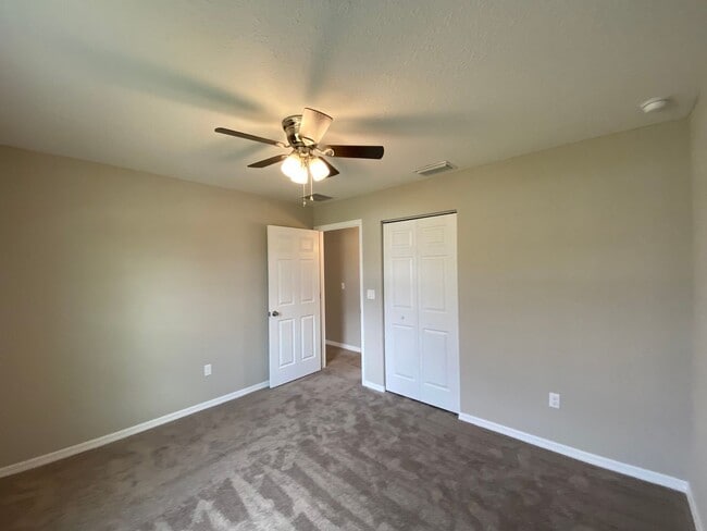 Building Photo - Desirable SE Ocala neighborhood 3/2/2 ** Wont Last**