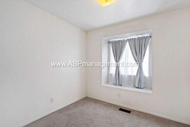 Building Photo - SANDY BEAUTIFUL 5 BED 3 BATH FAMILY HOME