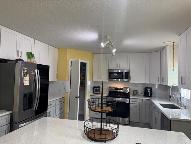 Building Photo - 256 Begonia Ln