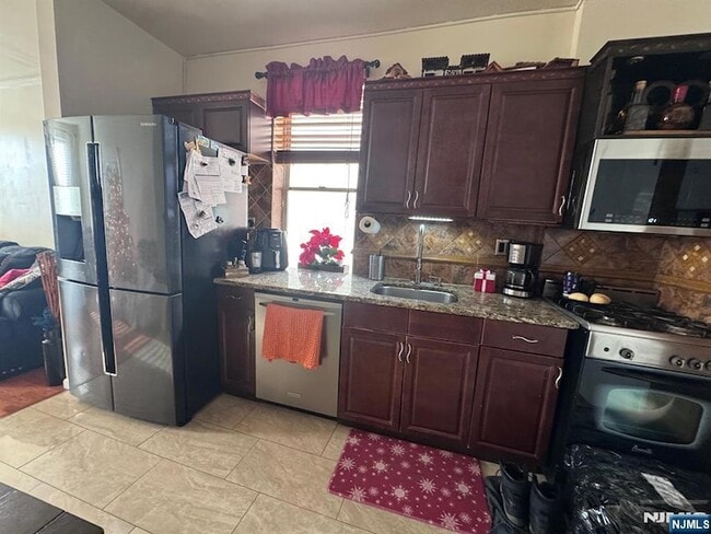 Building Photo - 27 66th St