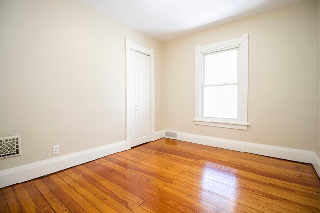 Building Photo - 513 Hampton Ave